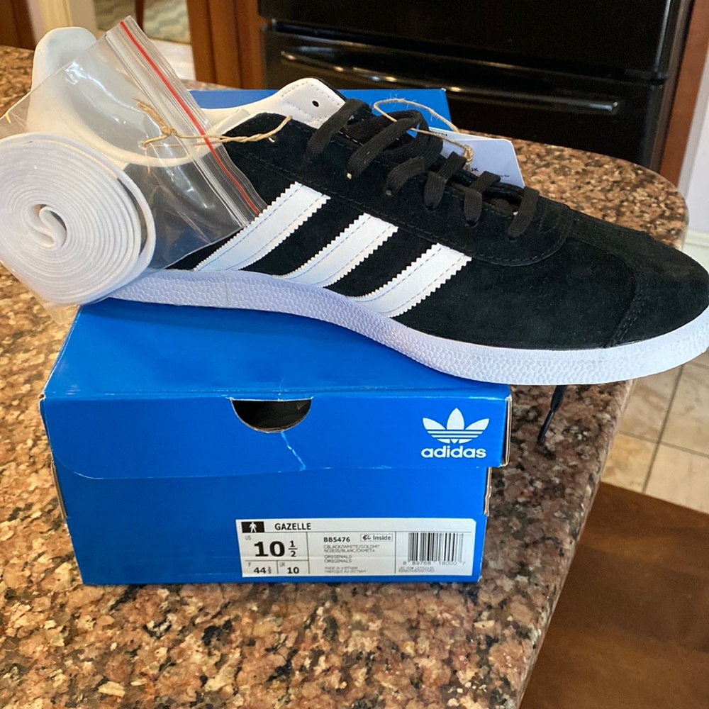 Men’s Adidas Sneakers-new!